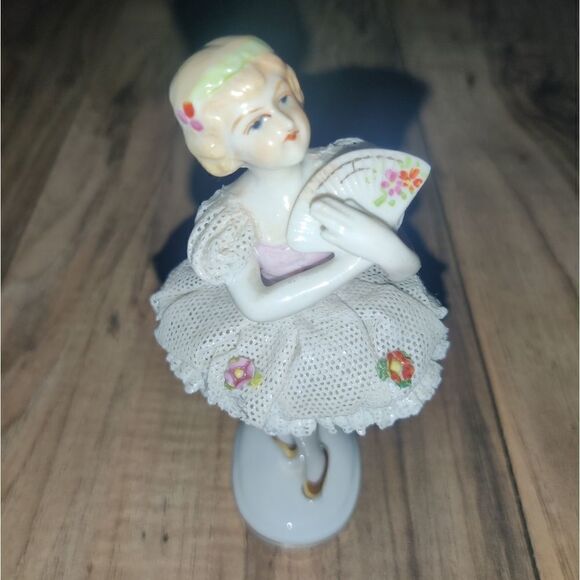 Porcelain Figurine Of Girl Wearing Dress With Hand - Picture 6 of 11